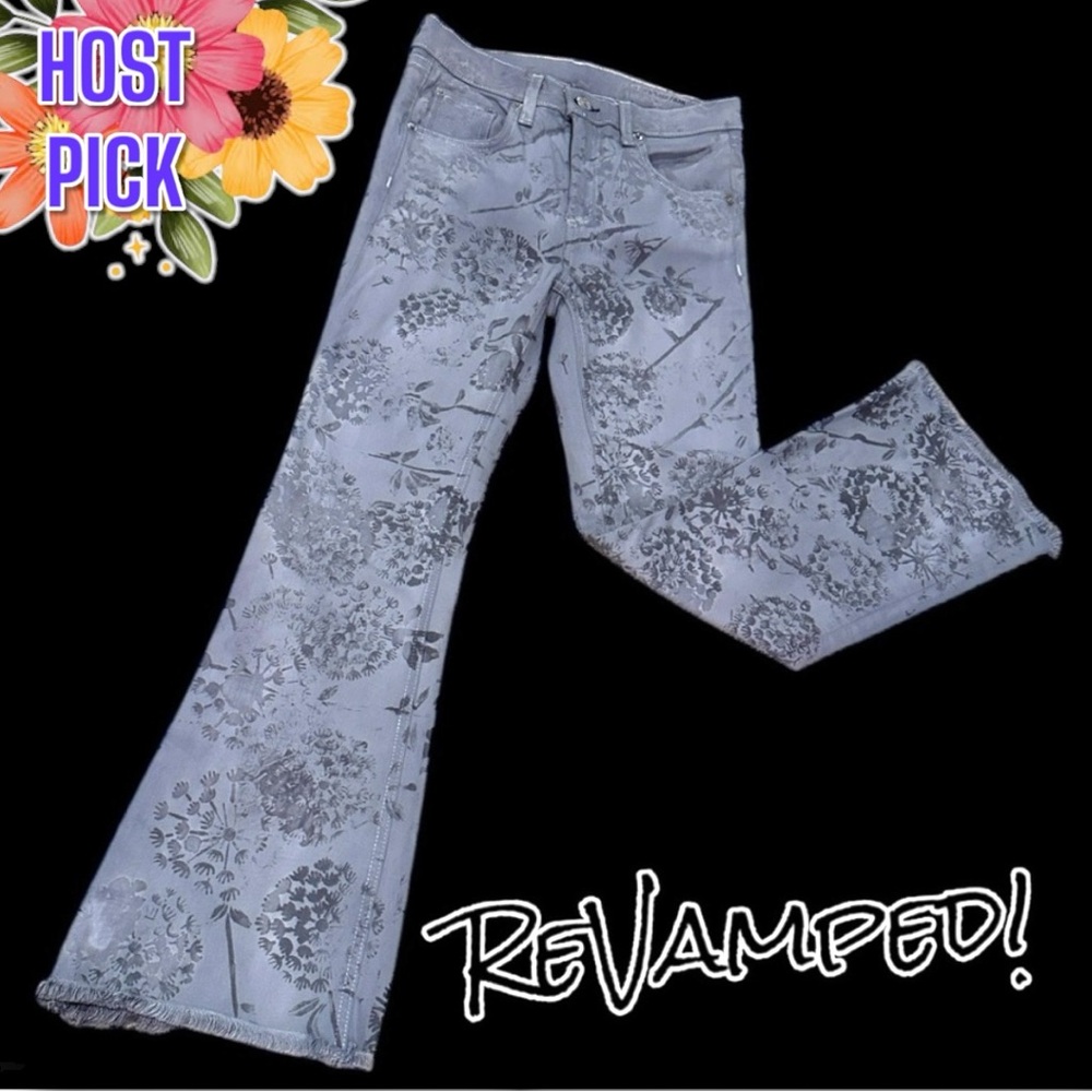 🎉HP🎉 Originally NWOT White Frayed Cuff Flare Jeans ReVamped Cyno-Floral. Size 26